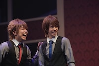 柏木佑介演じる玲二と（左）、杉江大志演じる櫂（右）。