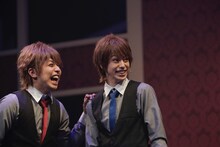 柏木佑介演じる玲二と（左）、杉江大志演じる櫂（右）。