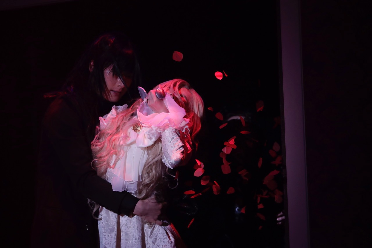 石黒英雄演じるディミトリと、入来茉里演じるアニエスカ。