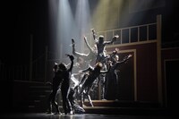 舞台「黒薔薇アリス」のオープニング。