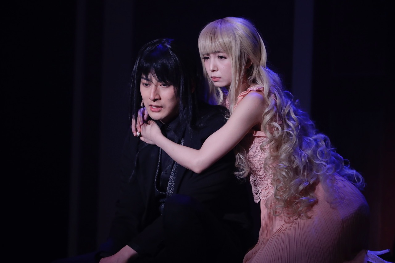 石黒英雄演じるディミトリと、入来茉里演じるアリス。
