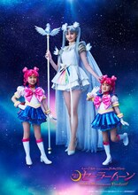 左から、山口陽愛演じるちびちび、大久保聡美演じるセーラーコスモス、新津ちせ演じるちびちび。