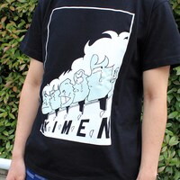 「ハイスクール！奇面組　奇面フラッシュ！蓄光Tシャツ」の着用例。