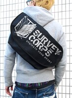 調査兵団メッセンジャーバッグの着用例。