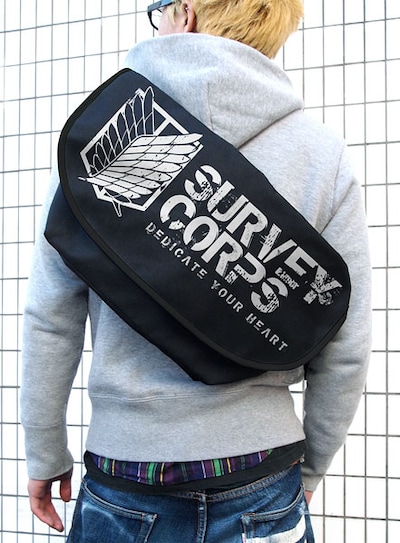 調査兵団メッセンジャーバッグの着用例。