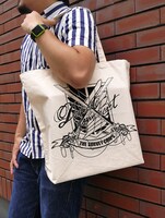 調査兵団ラージトートの着用例。