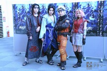 囲み取材の様子。左から良知真次、佐藤流司、松岡広大、伊藤優衣。