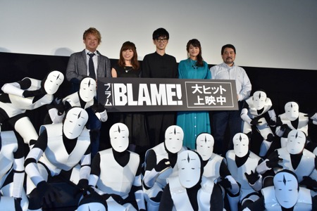 左より吉平“Tady”直弘副監督、タエ役の洲崎綾、霧亥役の櫻井孝宏、サナカン役の早見沙織、瀬下寛之監督。
