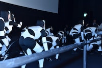 登場時は四足歩行だったが、退場時は二足歩行。