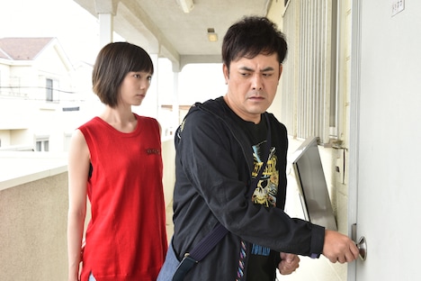 左から本田翼演じる羽田梓、有田哲平演じる富岡ゆうじ。