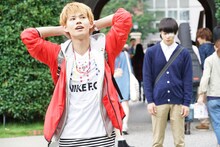 左から小笠原海（超特急）演じるヒデ、窪田正孝演じるカネキ。