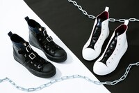 「『遊☆戯☆王デュエルモンスターズ』スニーカー」左から武藤遊戯モデル、海馬瀬人モデル。