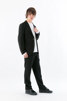 「『遊☆戯☆王デュエルモンスターズ』スニーカー」武藤遊戯モデルの着用イメージ。