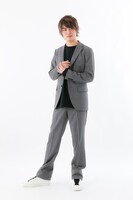 「『遊☆戯☆王デュエルモンスターズ』スニーカー」海馬瀬人モデルの着用イメージ。