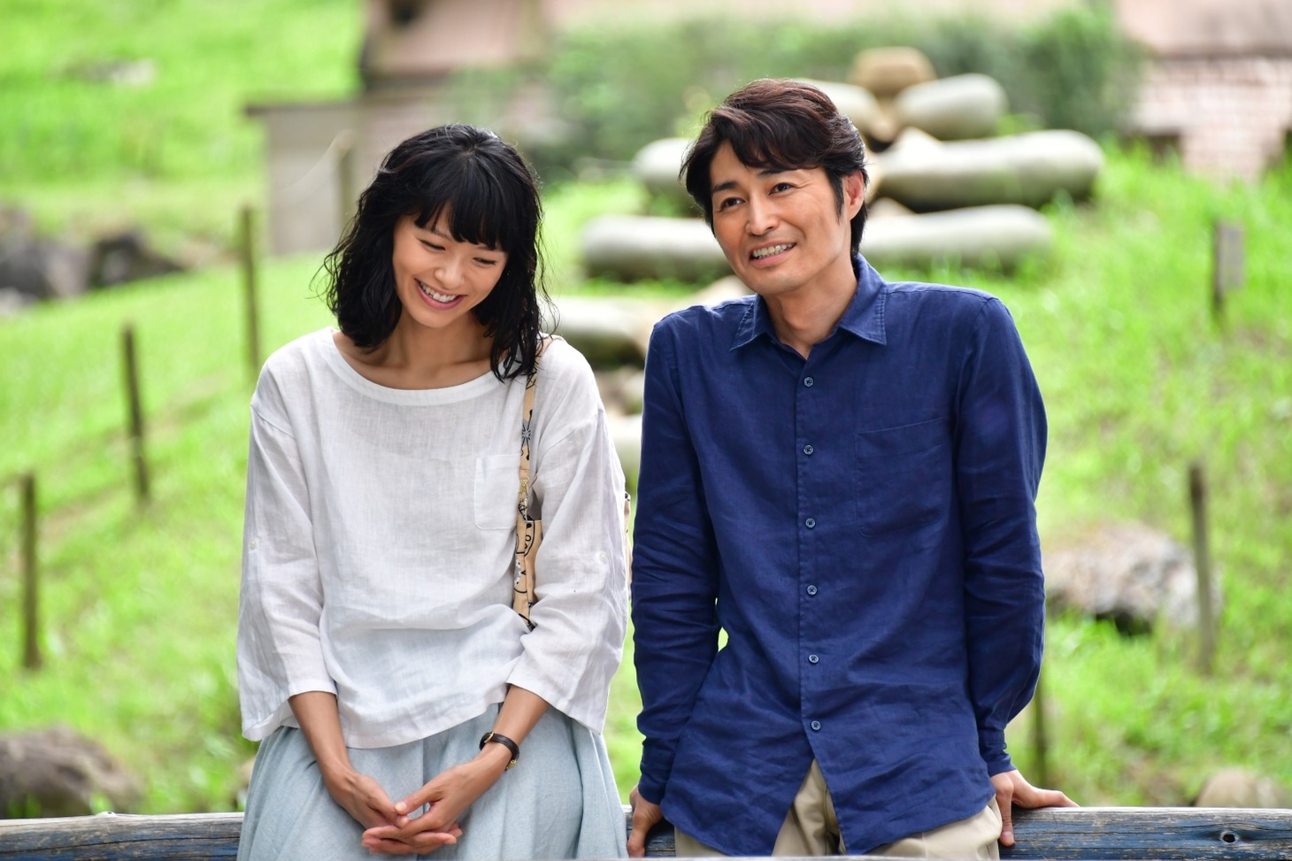 「家に帰ると妻が必ず死んだふりをしています。」の場面写真。