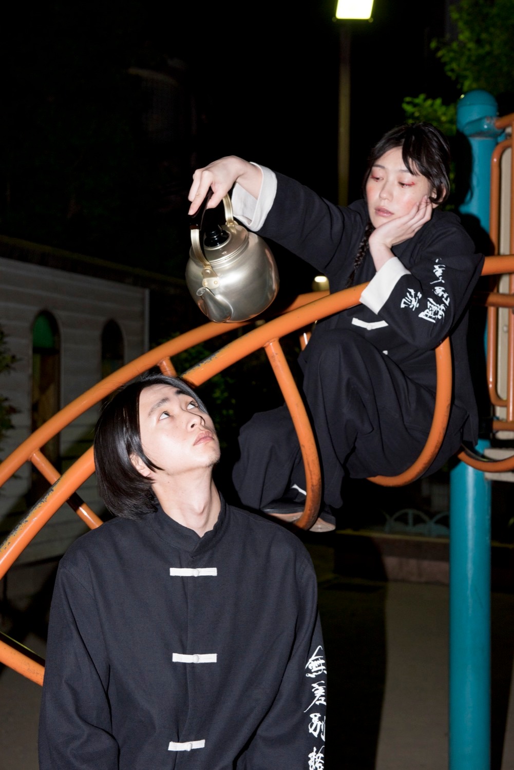 「らんま1/2×NOWHAW カンフーパジャマ」の着用写真。（モデル：瀬戸かほ、山下翔平／撮影：小見山峻）