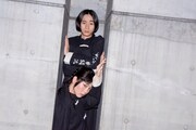「らんま1/2×NOWHAW カンフーパジャマ」の着用写真。（モデル：瀬戸かほ、山下翔平／撮影：小見山峻）