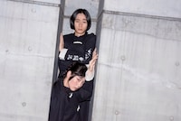 「らんま1/2×NOWHAW カンフーパジャマ」の着用写真。（モデル：瀬戸かほ、山下翔平／撮影：小見山峻）