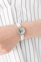 慶常高校の腕時計の着用例。