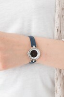 嶺蔭学園高校の腕時計の着用例。