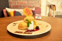 ソラZENONで提供される「100t ハンマーアイス天ぷら」。