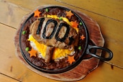 CAFE ZENONで提供される「100tハンマーオムカレー」。