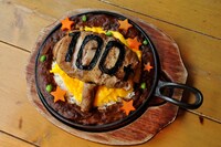 CAFE ZENONで提供される「100tハンマーオムカレー」。