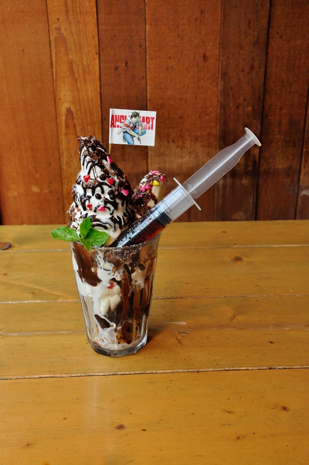 CAFE ZENONで提供される「チョコバナナのもっこりパワーパフェ」。