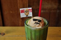 CAFE ZENONで提供される「海坊主の漢カフェモカフロート」。