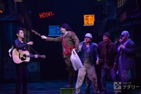 「俺節」フォトコールより、怪しげな肉を渡すシーン。