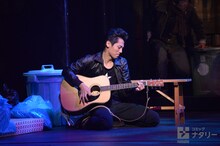 「俺節」フォトコールより。福士誠治演じる南風原太郎がギターを弾くシーン。