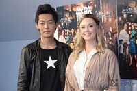 「俺節」囲み取材より、左から福士誠治、シャーロット・ケイト・フォックス。