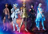 左から悠斗イリヤ演じるセーラーレッドクロウ、青木志穏演じるセーラーアイアンマウス、五十鈴ココ演じるセーラーギャラクシア、橋垣美佑演じるセーラーティンにゃんこ、小林由佳演じるセーラーアルーミナムセイレーン。