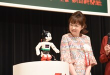 深谷かほるにインタビューするアトム。