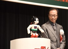 秋本治にインタビューするアトム。