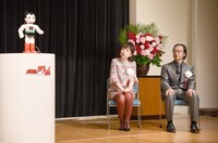 左から深谷かほる、秋本治。