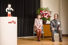 左から深谷かほる、秋本治。