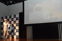 パフォーマンス映像に解説を入れるウォーリー木下。