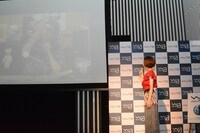 パフォーマンス映像を観るベッキー。