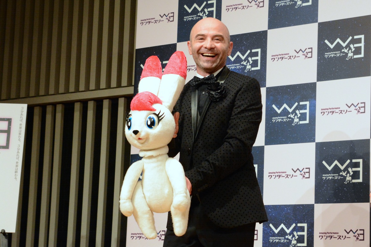 舞台で使用されるパペットを手にするフィリップ・エマール。