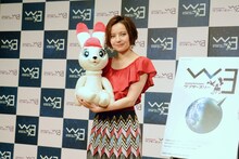 舞台で使用されるパペットを手にするベッキー。