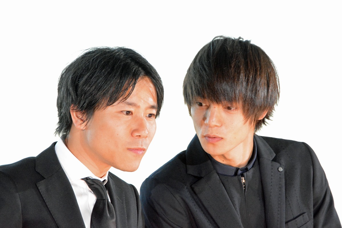 左から萩原健太郎、窪田正孝。