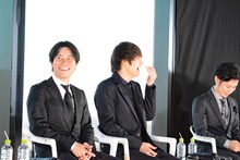 永江智大プロデューサーが読み上げる石田スイのコメントに爆笑する窪田正孝。