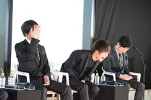 永江智大プロデューサーが読み上げる石田スイのコメントに爆笑する窪田正孝。