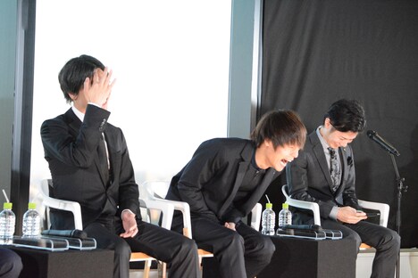 永江智大プロデューサーが読み上げる石田スイのコメントに爆笑する窪田正孝。