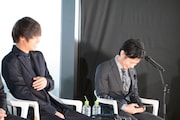 プロデューサーの永江智大が読み上げる石田スイのコメントに、爆笑する窪田正孝(左)。