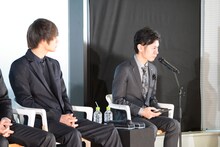 永江智大プロデューサーが読み上げる石田スイのコメントを聞く窪田正孝。