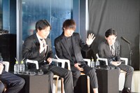 中継先の“トーキョーグールサポーターズ”に手を振る窪田正孝。