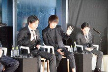 中継先の“トーキョーグールサポーターズ”に手を振る窪田正孝。