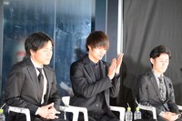 中継先の“トーキョーグールサポーターズ”に拍手する窪田正孝。